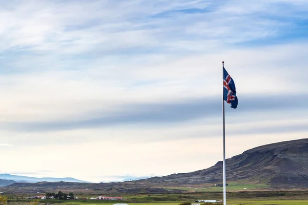Drapeau et paysage icelandique en Islande — Photo