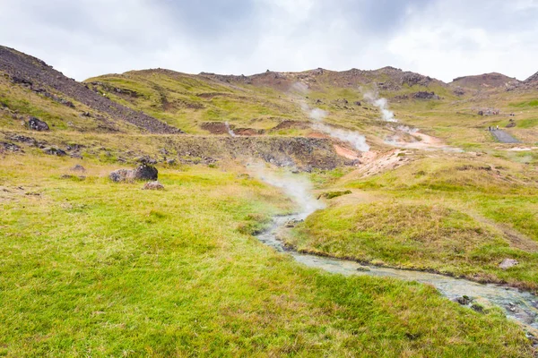 アイスランドのクベーラゲルジの熱い水の流れ — ストック写真