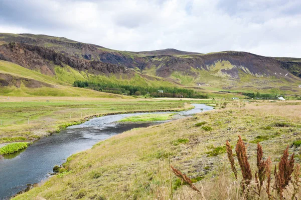 Margens do rio Varma em Hveragerdi, na Islândia — Fotografia de Stock