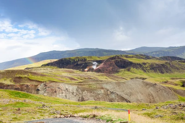 Regenbogen in den Bergen in hveragerdi, Island — Stockfoto