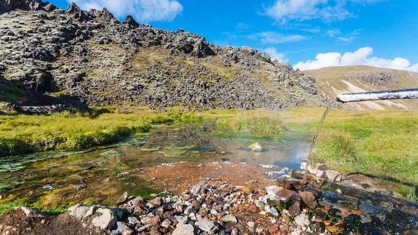Água da nascente em Landmannalaugar na Islândia — Fotografia de Stock