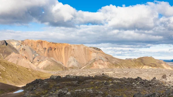 アイスランドの Laugahraun 火山の溶岩フィールドへのパス — ストック写真