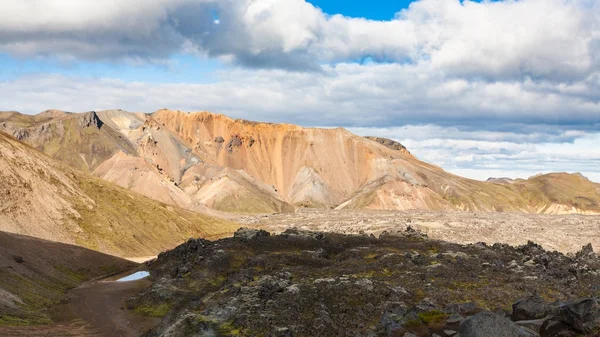 Sättet att Laugahraun vulkanisk lava fält i Island — Stockfoto