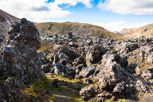 Rotsen in de buurt van berghelling bij Laugahraun lava veld — Stockfoto
