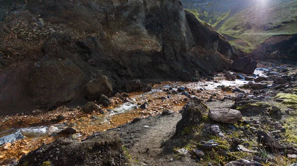 Córrego em desfiladeiro em Landmannalaugar na Islândia — Fotografia de Stock