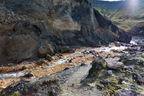 Bäcken i ravinen i Landmannalaugar på Island — Stockfoto