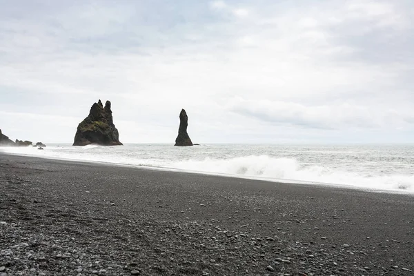 Reynisdrangar bazalt yığınları İzlanda'görünümünü