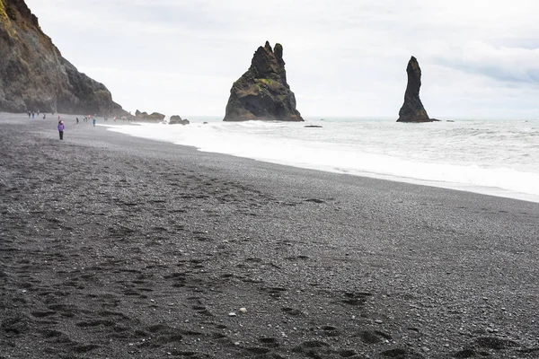 Playa de Reynisfjara con pilas de Reynisdrangar — Foto de Stock