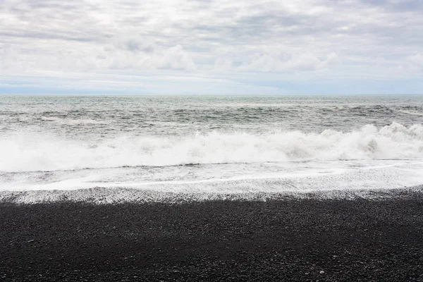 冰岛雷尼斯夫哈拉海滩上的海洋冲浪 — 图库照片