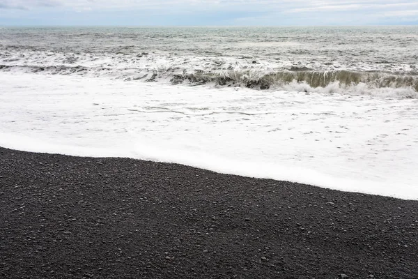 Oceaan golven op Reynisfjara strand in IJsland — Stockfoto