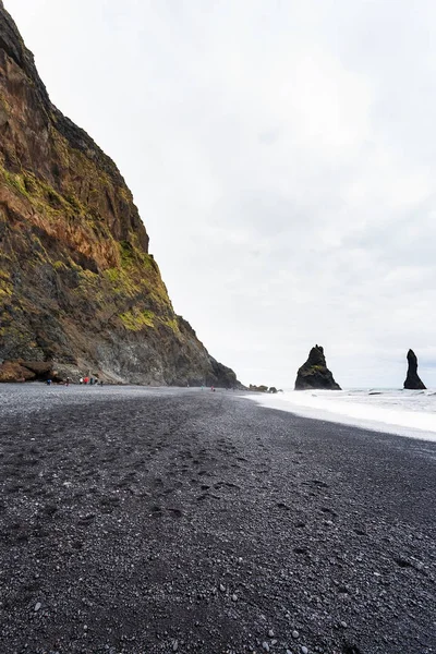 Playa de Reynisfjara con montañas Reynisdrangar — Foto de Stock