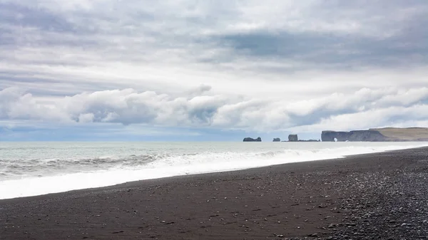 Reynisfjara ビーチとあり岬のビュー — ストック写真