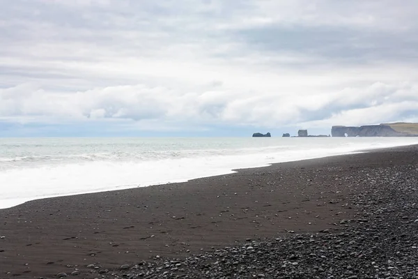 Reynisfjara plaj ve görünümünü Dyrholaey kayalar — Stok fotoğraf