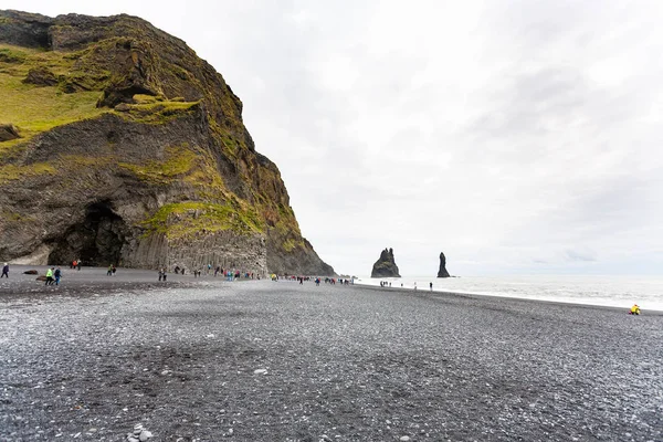 Turistler Halsanefshellir yakınındaki kumsalda mağara — Stok fotoğraf