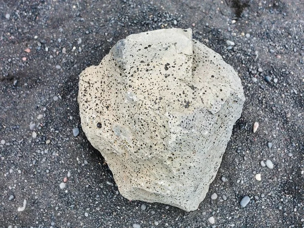 Boulder, fekete Reynisfjara strandon, Izland — Stock Fotó