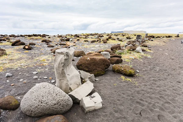 바위와 돌 Reynisfjara 화산 해변에 — 스톡 사진