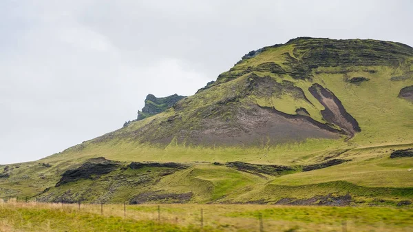 Βουνό κοντά στο χωριό Vik I Myrdal στην Ισλανδία — Φωτογραφία Αρχείου