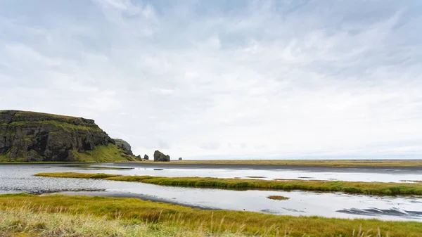 Atlantikküste in vik i myrdal Dorf in Island — Stockfoto