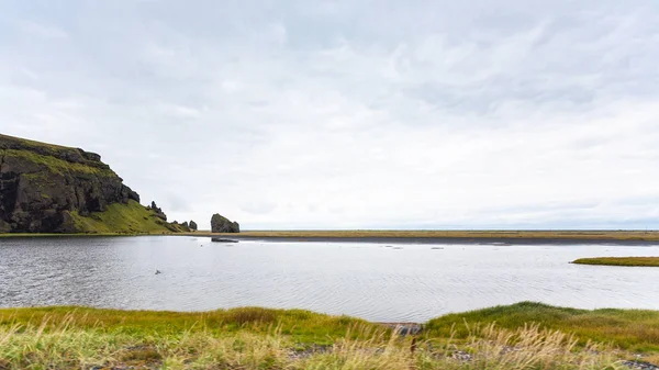 Küste in vik i myrdal Dorf in Island — Stockfoto