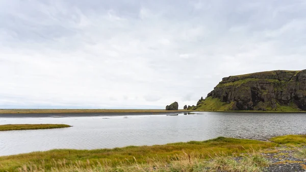 Atlantische kust in Vik I Myrdal dorp in IJsland — Stockfoto