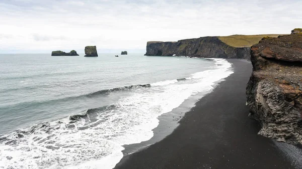 İzlanda'daki Kirkjufjara siyah kum plaj görünümü — Stok fotoğraf