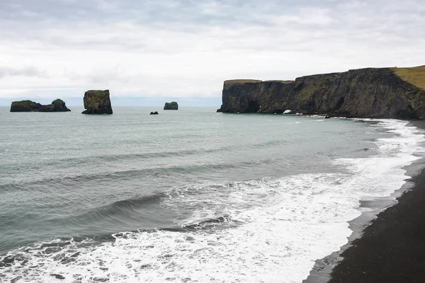 아이슬란드에서 Kirkjufjara 검은 해변의 보기 — 스톡 사진
