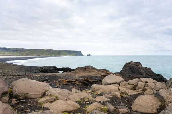 Costa del océano Atlántico y playa negra en Islandia — Foto de Stock