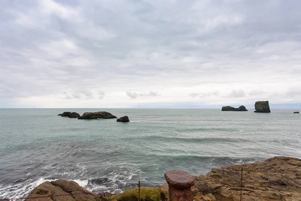 İzlanda'daki Vik village yakınındaki Atlantik Okyanusu — Stok fotoğraf