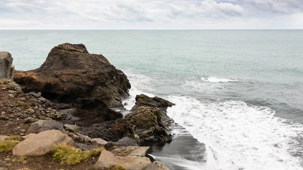 Playa del océano Atlántico cerca del pueblo de Vik en Islandia — Foto de Stock