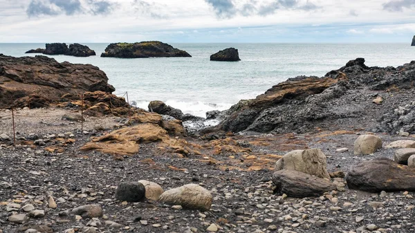 Oceano Atlantico costa vulcanica in Islanda — Foto Stock