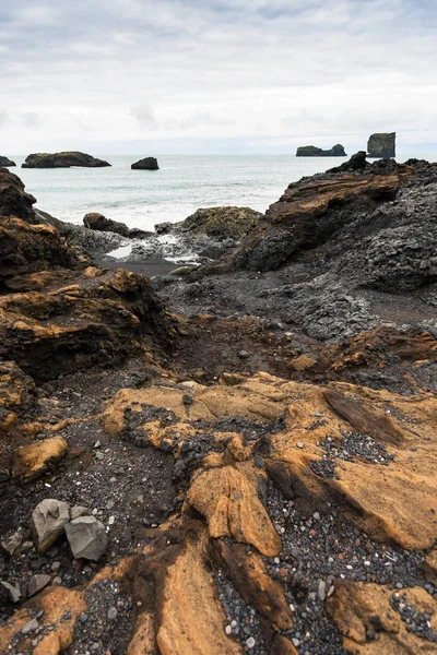 Océano Atlántico costa rocosa en Islandia — Foto de Stock