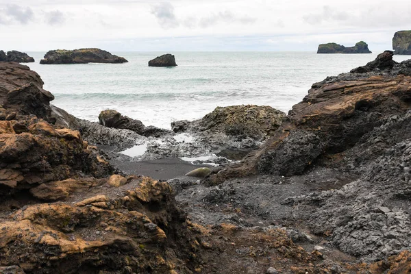 Costa volcánica del océano Atlántico en Islandia — Foto de Stock