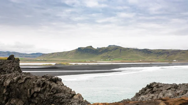 Atlantik Okyanusu'nun sahil sonbahar Vik köyü yakınlarında
