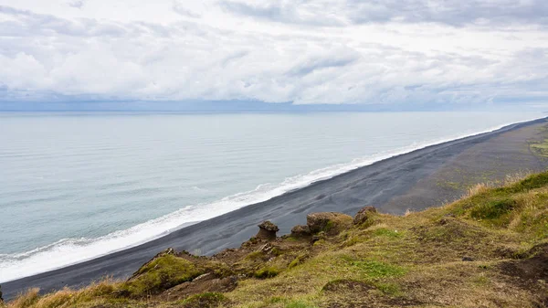 Utsikt över Solheimafjara svarta stranden från Dyrholaey — Stockfoto