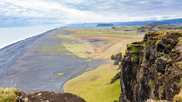 Solheimafjara plaj Dyrholaey cliff görünümünü