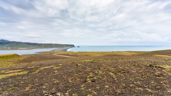 Dyrholaey cliff och vulkaniska strand i Island — Stockfoto