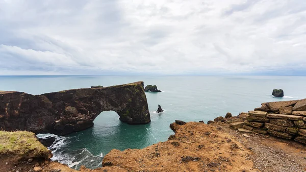 Vista do arco de pedra em Dyrholaey penhasco na Islândia — Fotografia de Stock