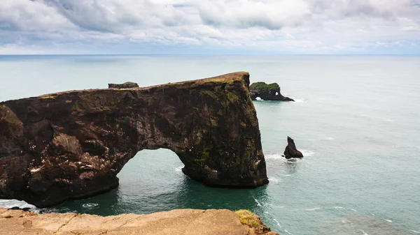 Vista do arco de pedra na capa Dyrholaey na Islândia — Fotografia de Stock