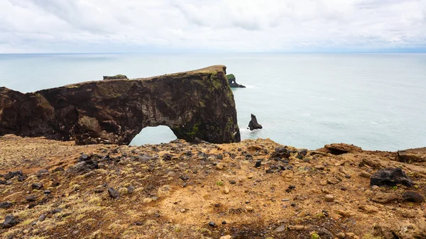 İzlanda'daki Dyrholaey cape lav Arch görünümü — Stok fotoğraf