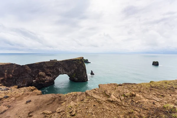 Arco volcánico en el promontorio Dyrholaey en Islandia — Foto de Stock