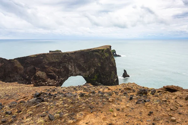 Ver arco de piedra en el promontorio Dyrholaey en Islandia — Foto de Stock