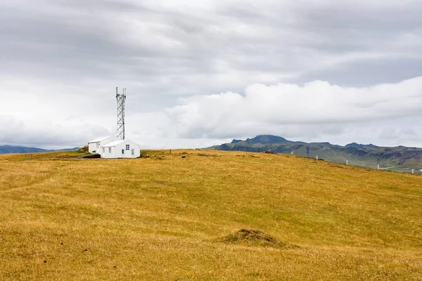 Station d'antenne sur la péninsule de Dyrholaey en Islande — Photo