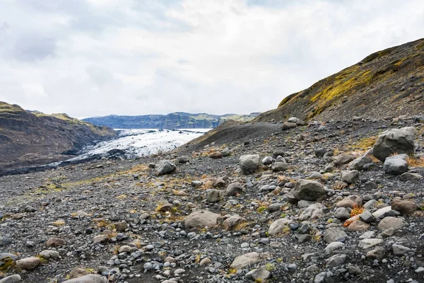 Volcanic valley and Solheimajokull glacier — Stock Photo, Image