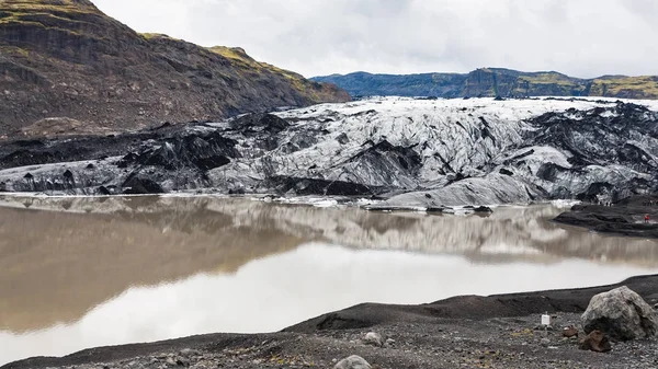 Agua de fusión y glaciar Solheimajokull — Foto de Stock