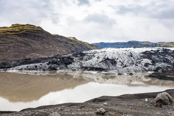 Vista del agua derretida y del glaciar Solheimajokull —  Fotos de Stock