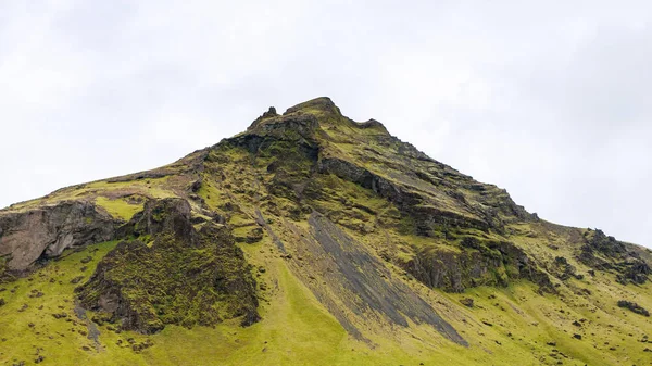 İzlanda'daki Skogafoss waterfal yakınında yeşil dağ