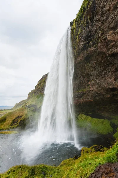 Seljalandsfoss şelale Eylül ayında yan görünüm