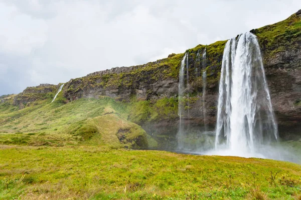 มุมมองของน้ําตก Seljalandsfoss ในฤดูใบไม้ร่วง — ภาพถ่ายสต็อก