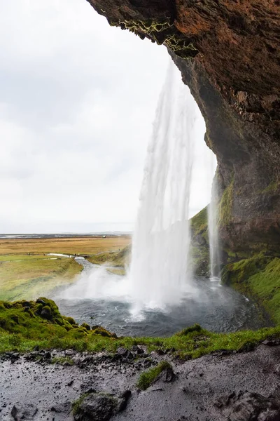 Seljalandsfoss şelale içinde ıslak yol