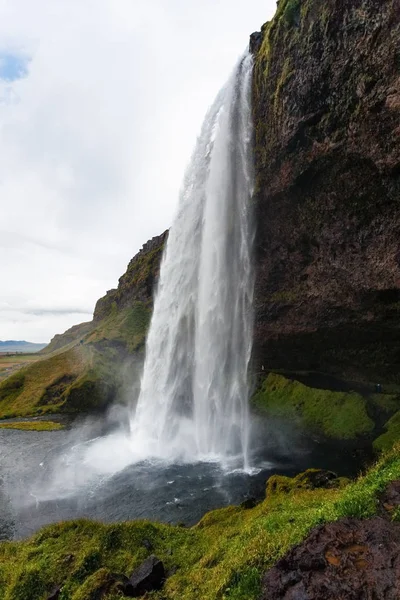 İzlanda'daki Seljalandsfoss şelale yan görünüm